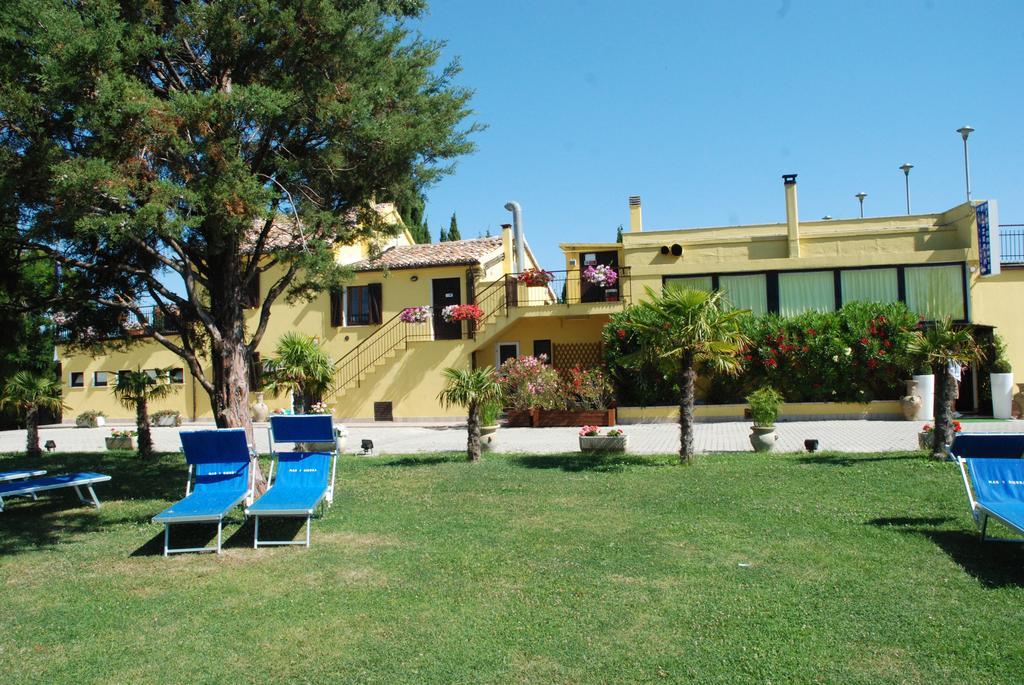 Camping Village Mar Y Sierra San Costanzo Exterior photo